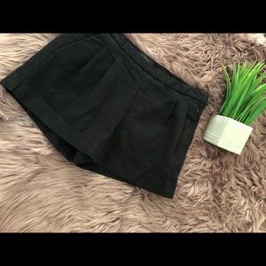 J.Crew linen shorts. Great condition. No snags.